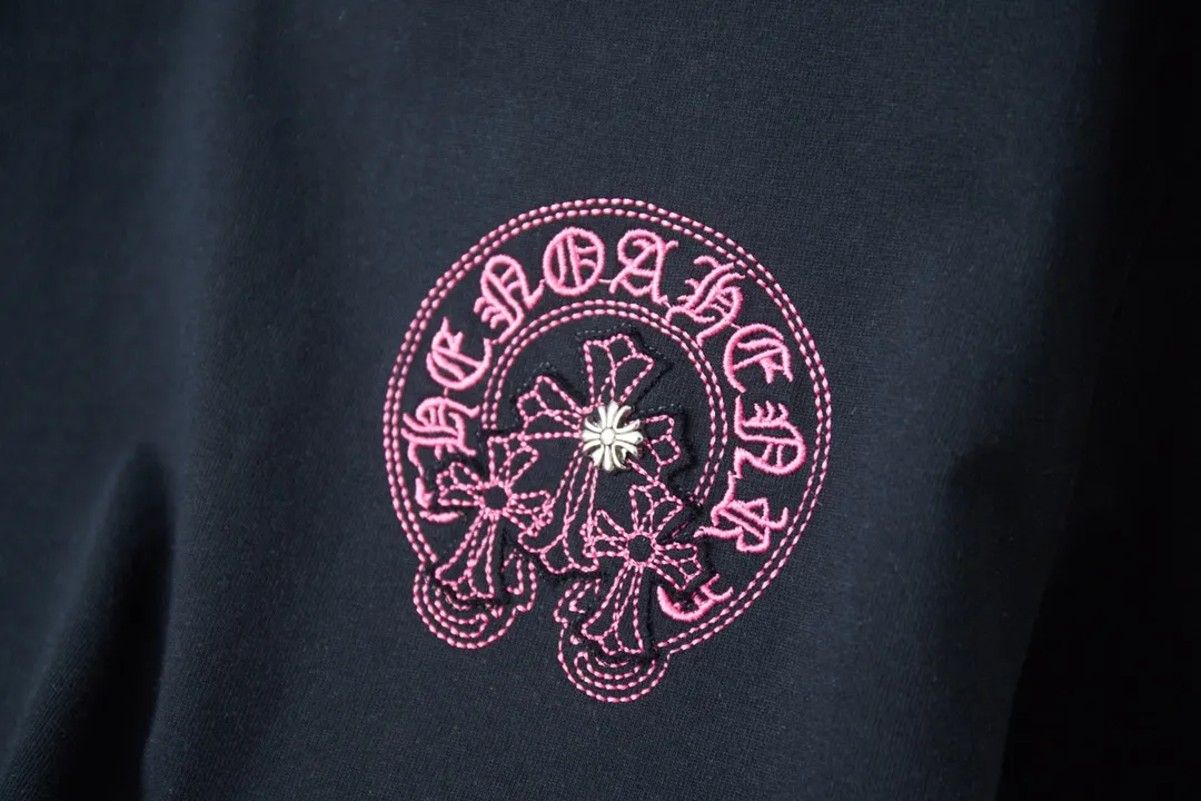 🅿️220 Ch*ome Hearte 25SS early spring new style, appliqué embroidered heart cross short sleeves, light luxury, essential item for daily commuting for men and women, correct version, welcome to compare, detailed features · 320g 100% pure cotton double yarn jersey fabric · Custom dyed in the same vat, special thickened 32 pieces double-strand 1X1 thread · Imported Tajima machine embroidery tatami embroidery ➕This cloth patch embroidery · Hand-stitched Croxin hardware accessories · Hand-made fraying of collar, cuffs and hem · Double-needle stitching across seams · Original main mark, washed tag, branded moisture-proof paper packaging Color: Black/White/Pink Size: S/M/L/XL